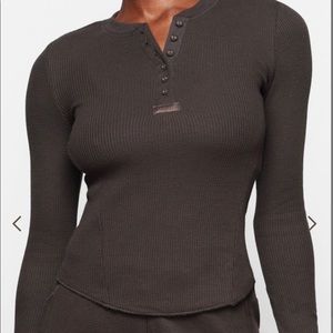 SKIMS WAFFLE LONG SLEEVE HENLEY